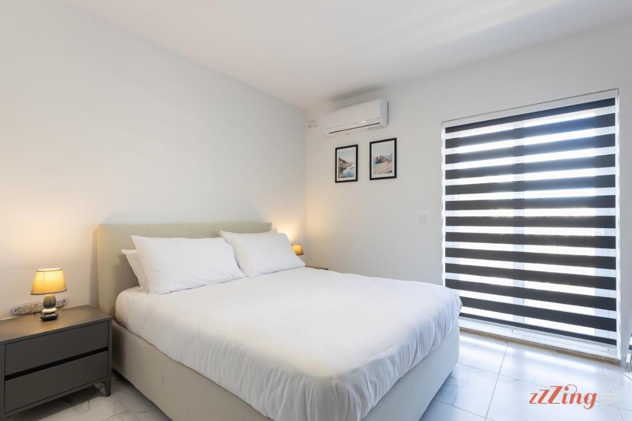 A Stunning Apartment With Spectacular Sea Views 세인트폴스베이 외부 사진