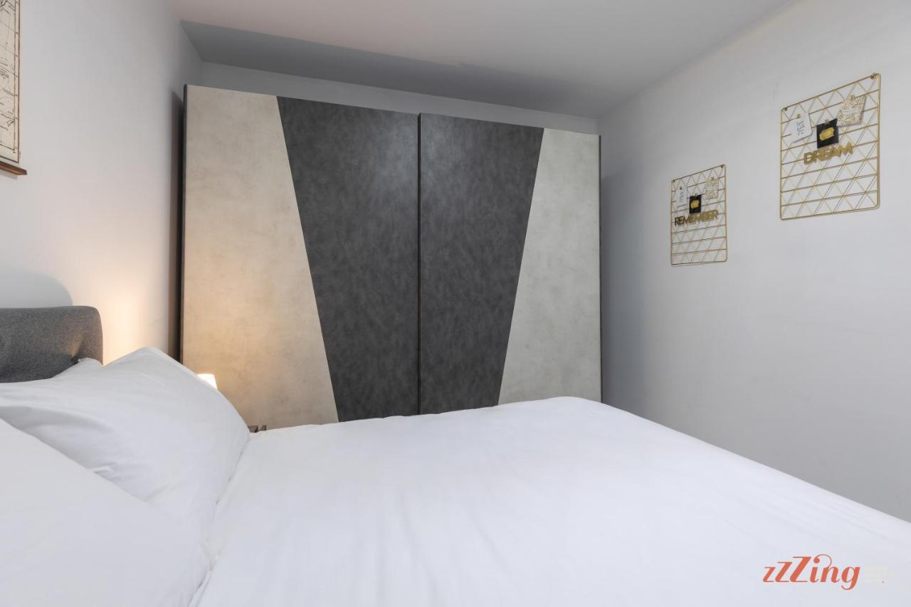 A Stunning Apartment With Spectacular Sea Views 세인트폴스베이 외부 사진